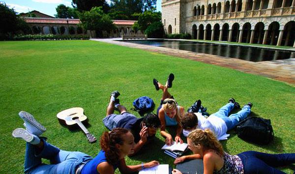 Impulsem cinc #beques per completar estudis sobre #smartcity a universitats internacionals. ow.ly/Ku8aa