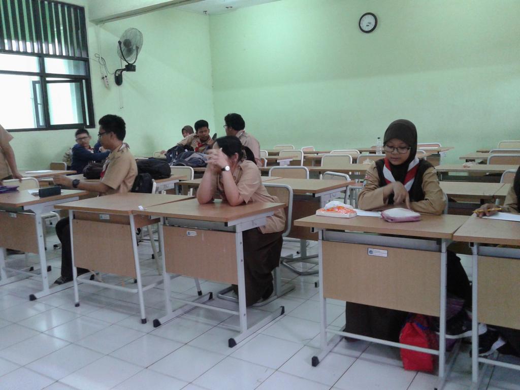 Tema hari ini gambarr :) tapi kenapa yang datengnya sedikit ya :( tapi gpp hehee :v