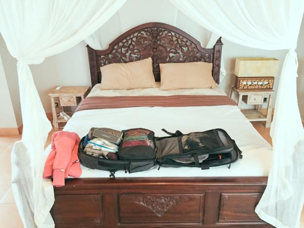 minaal's tweet photo. Top #travelmistake: Hauling a gigantic 50L+ bag. -@planet_backpack http://t.co/Hh4Wes6zAe New look: http://t.co/Mzs8wo3dsk