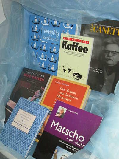 lit_tweet's tweet photo. Das Leseförderprojekt „Wiener Bücherschmaus“ unterstützen u. einen Koffer voll Bücher gewinnen http://t.co/1LFSJrZdXi http://t.co/SMGJEA4ZkX