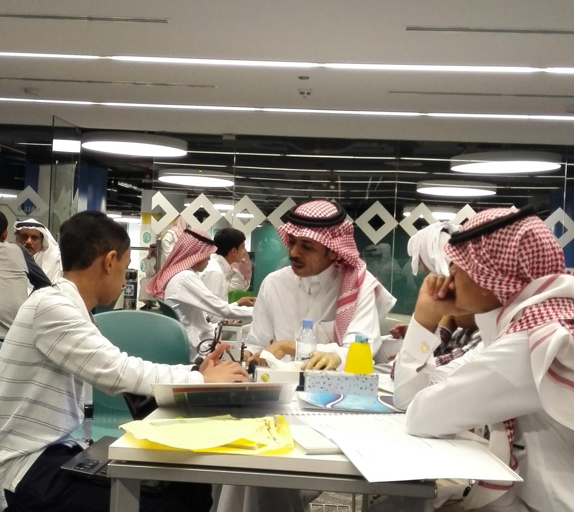 SSCF_sa's tweet photo. الآن تم تقسيم الطلبة على مجموعات مع كل مشرف للنقاش حول تطوير الأفكار العلمية للابتكارات وتحديد مزاياها
#مهرجان_العلوم http://t.co/yNHAs9xTHH