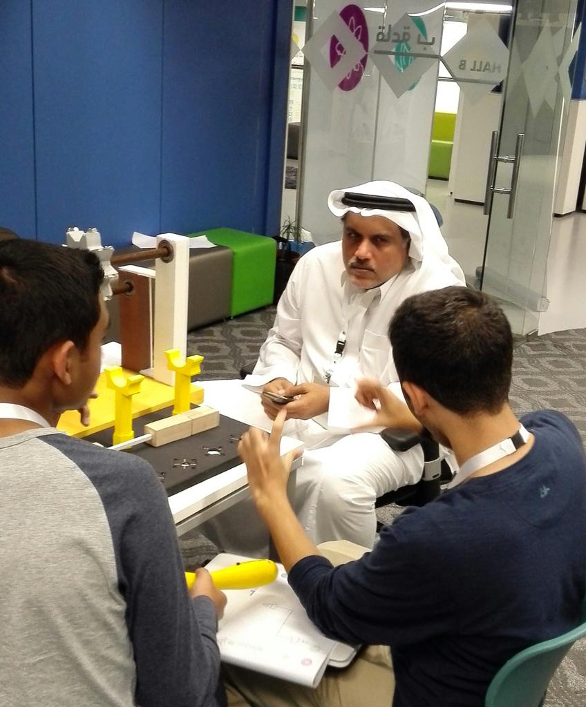 الآن تم تقسيم الطلبة على مجموعات مع كل مشرف للنقاش حول تطوير الأفكار العلمية للابتكارات وتحديد مزاياها
#مهرجان_العلوم