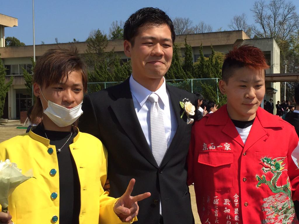 1015ha111's tweet photo. お世話になりました、中村先生！
担任もってくれてありがとう、また会いに行ってあげる笑
まぁ、京西の先生としてがんばって！
新しいクラス持って体育の担当してバスケ部の顧問して俺らに教えてきた大事なことを教えてあげてください
ありがとう！ http://t.co/vrmWMzWMwV