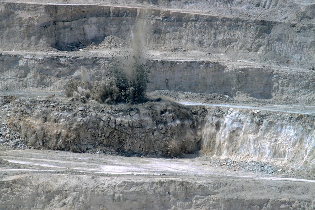 Ha_KANLI's tweet photo. Step by step:
#Tincal, Na2O+2(B2O3)+10(H2O), the natural sodium borate mineral.
#BoratesAreNatural http://t.co/bDwzmZgFdx