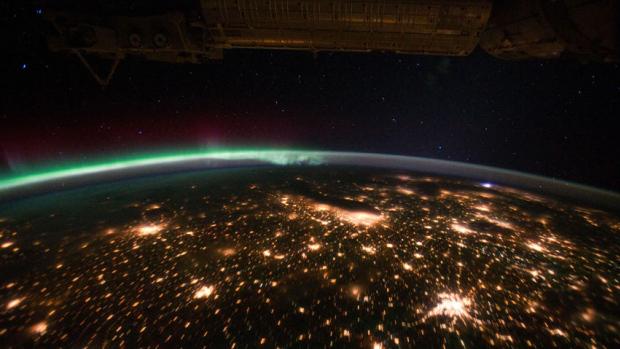 CBC's tweet image. Who saw them last night? MT @cbcquirks Northern lights to dazzle skies across Canada this week cbc.ca/1.2998691