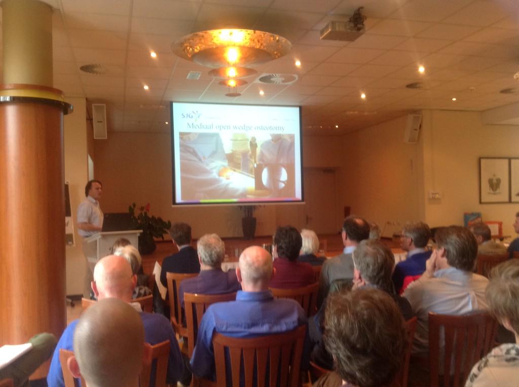 TopFysioNWeert's tweet photo. @frankrahusen over osteotomy knie tijdens bijscholing OMG, erg interessant , zelf sportfysio vertegenwoordigt, nice! http://t.co/vjuqmPu07v
