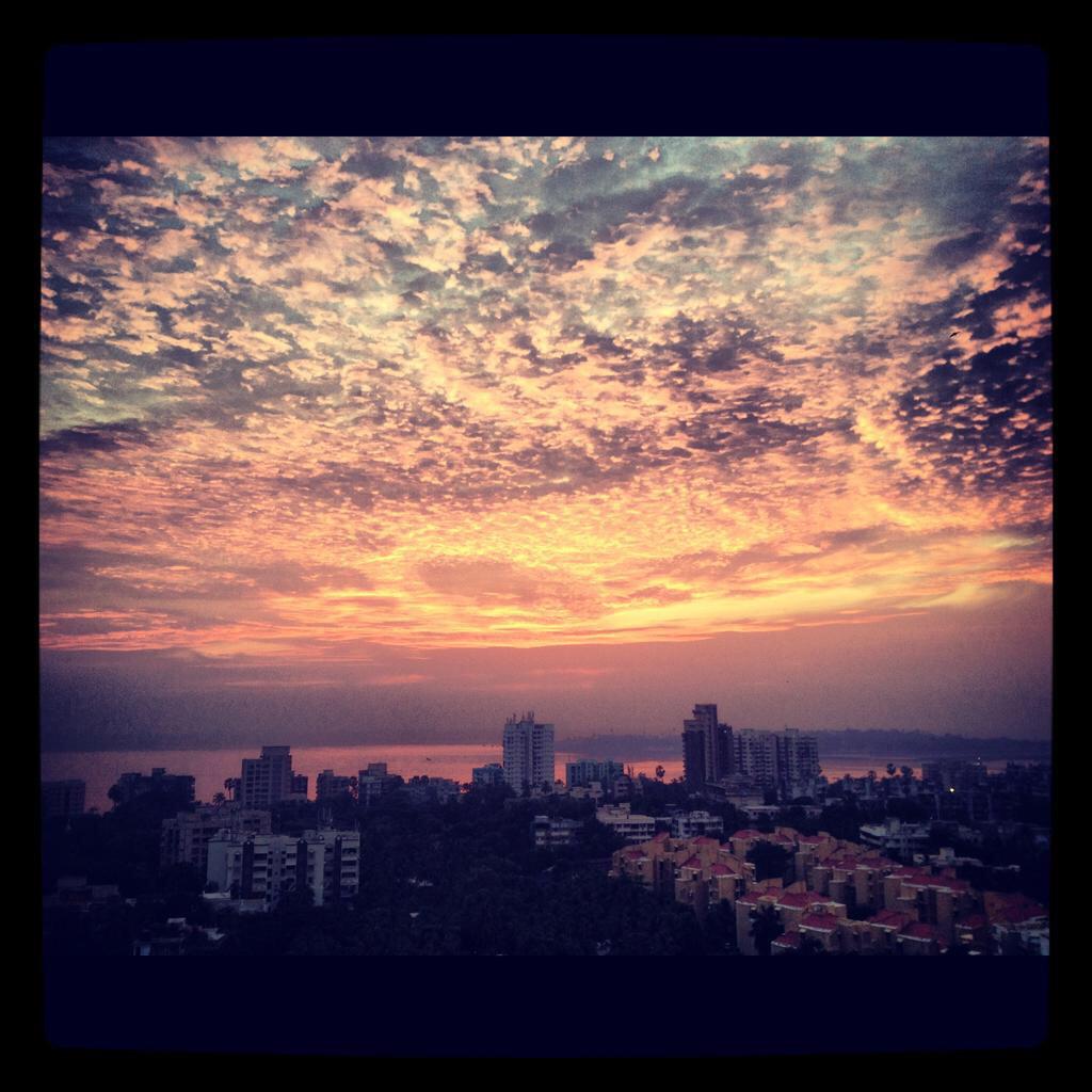 averagepics's tweet photo. More snaps from @sharmaudit28 of Marine Drive and some fantastic clouds in #Mumbai http://t.co/lHhAlV4MIs