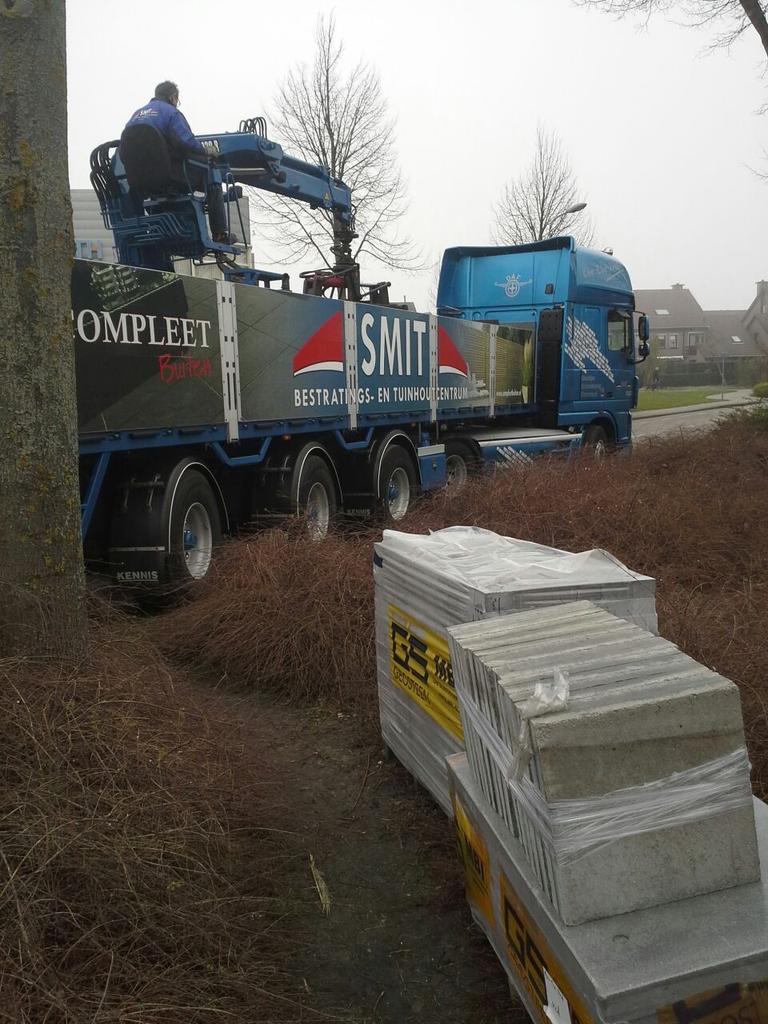 Uwhovenier1's tweet photo. Vandaag gestart op de Harderbank. De materialen zijn weer perfect afgeleverd door de chauffeur van @CompleetBuiten 😉 http://t.co/R0Ei3751Sj