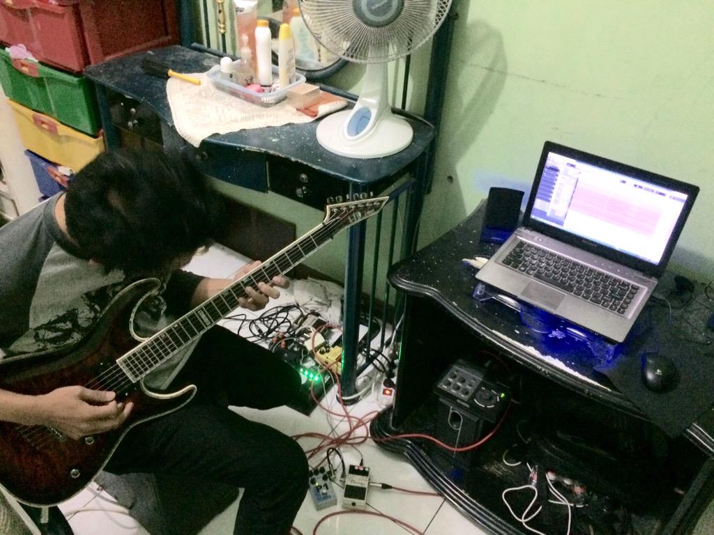 Reja nst sedang take gitar buat EP kami,burn burn!!!