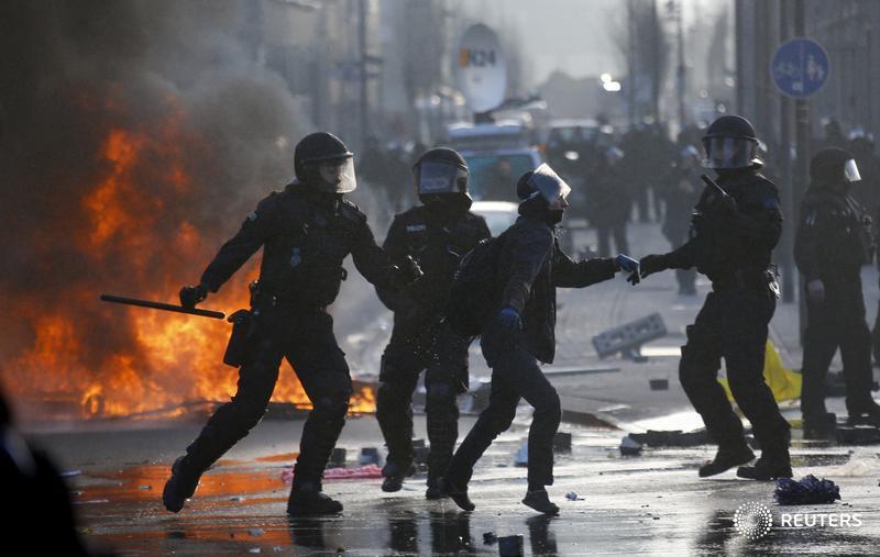 Reuters's tweet photo. Protesters clash with police near headquarters of the European Central Bank in Frankfurt: http://t.co/uBAJC1HpDA http://t.co/9Ml8lA5GTs