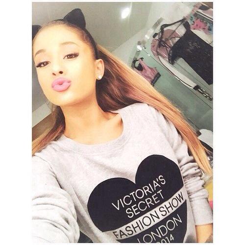 xmdsnbr's tweet photo. Victoria's Secret Fashion Show. http://t.co/L8mYJJb40o