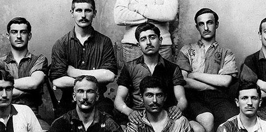 ntv's tweet photo. #18Mart1915 Sahaları bırakıp cepheye koşan futbolcular http://t.co/MMPeumznU9 http://t.co/D0vR1dazwa