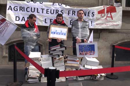 [VIDEO] Des <a href="/jeunesagri/">Jeunes Agriculteurs</a> plastifiés devant la commission et interview de <a href="/TDiemerJA/">Thomas Diemer</a>   po.st/7znQqx