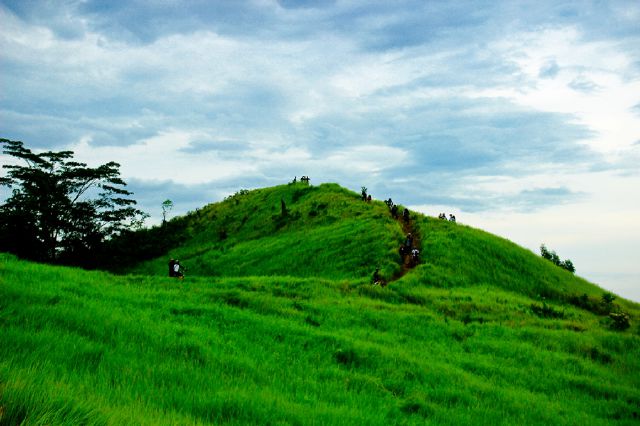 IklanBalikpapan's tweet photo. Fyi, inilah Foto #BukitAlpha yang sedang ramai dibicarakan itu. Lokasinya berada di Manggar, tepatnya di TPA MANGGAR http://t.co/ibEsKJWayJ