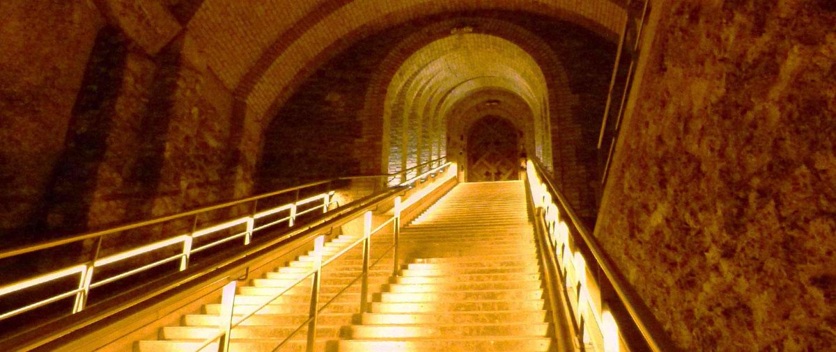 L’escalier d’honneur aux crayères @VeuveClicquot passe aux couleurs LED Vineo®.
tinyurl.com/n4cbcrt