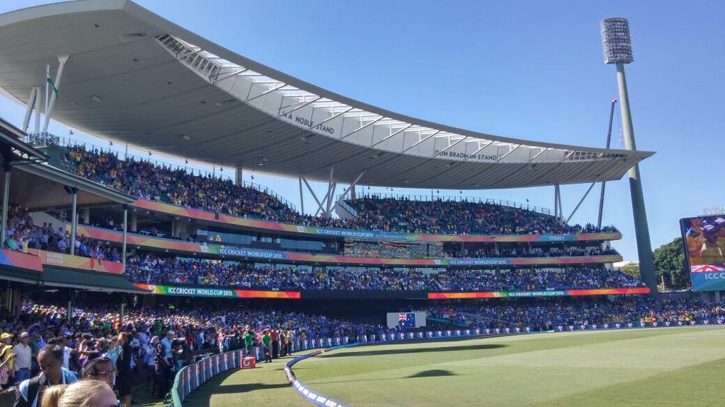 Bumper crowd at the SCG and an intriguing battle on our hands with #AUS bringing up 100 in the 19th over. #INDvAUS