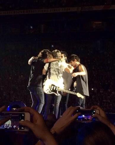 taelepathy7_'s tweet photo. Last music video
Last concert
Last group hug
Last photoshoot
#AlwaysInOurHeartsZaynMalik 
 http://t.co/5JRVZZIUaU