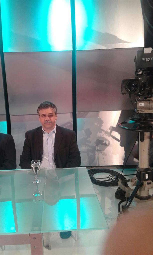 antofredianelli's tweet photo. hoy en A Dos Voces @SergioAbrevaya http://t.co/y3OObEzfo2