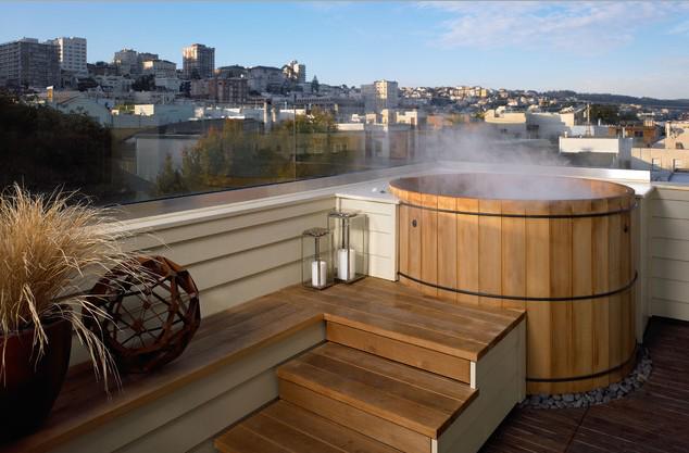 BuyFactDirect's tweet image. Why not enjoy that spectacular city view while soaking in a serene wooden tub? goo.gl/vx4SKR