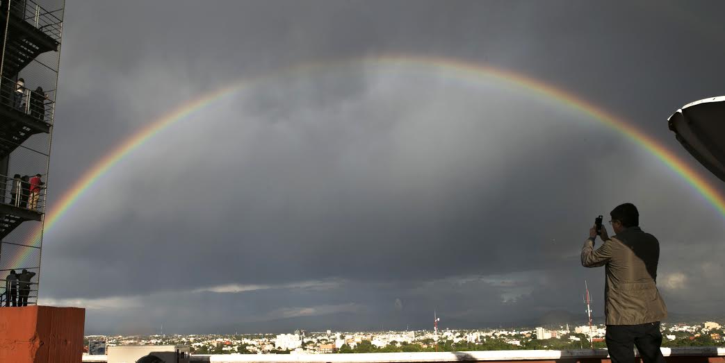 patriciarmax's tweet photo. Otro aspecto del #arcoiris visto desde @lajornadaonline en el #DF. Foto por @josecarlo99 http://t.co/iMiRaCHYdD http://t.co/H3bSaqGJpb /Wow!