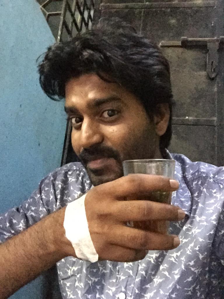 makapa_anand's tweet photo. Back from the hospital after food poisoning , straight to tea kada and good morning all :) http://t.co/Er7ouDq80j