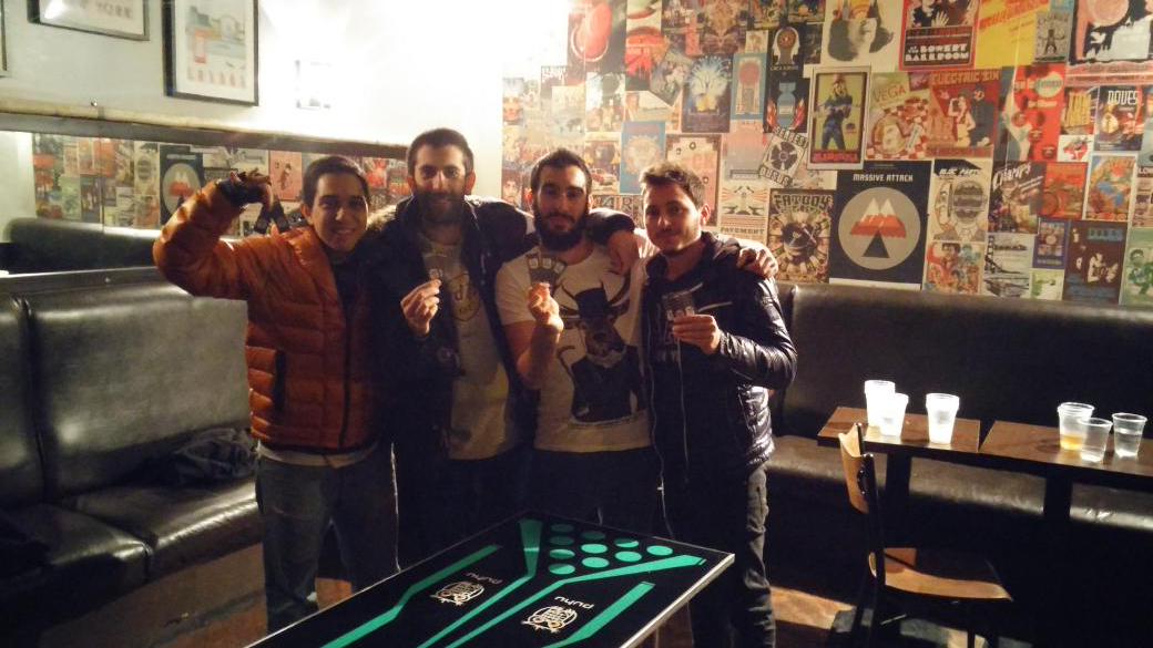 PuhuBar's tweet photo. Beer pong finalistleri ödülleriyle;1.ekibe 6 tuborg 50 cl + 6 jagershoot,2. ekibe 4 carsberg 50 cl +4 tekilashoot http://t.co/IYICFRL4Nv