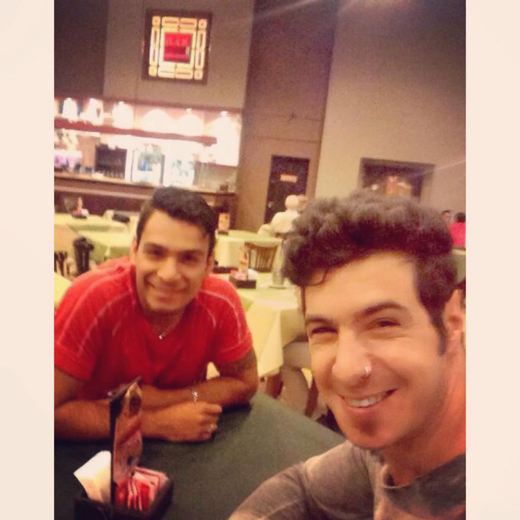 mateoiturbide1's tweet photo. Con @gus_corvalan camino a Rosario!' Hicimos parada en Villa María a cenar!! Como te quiero toroooo!! http://t.co/v62g4WxuO6