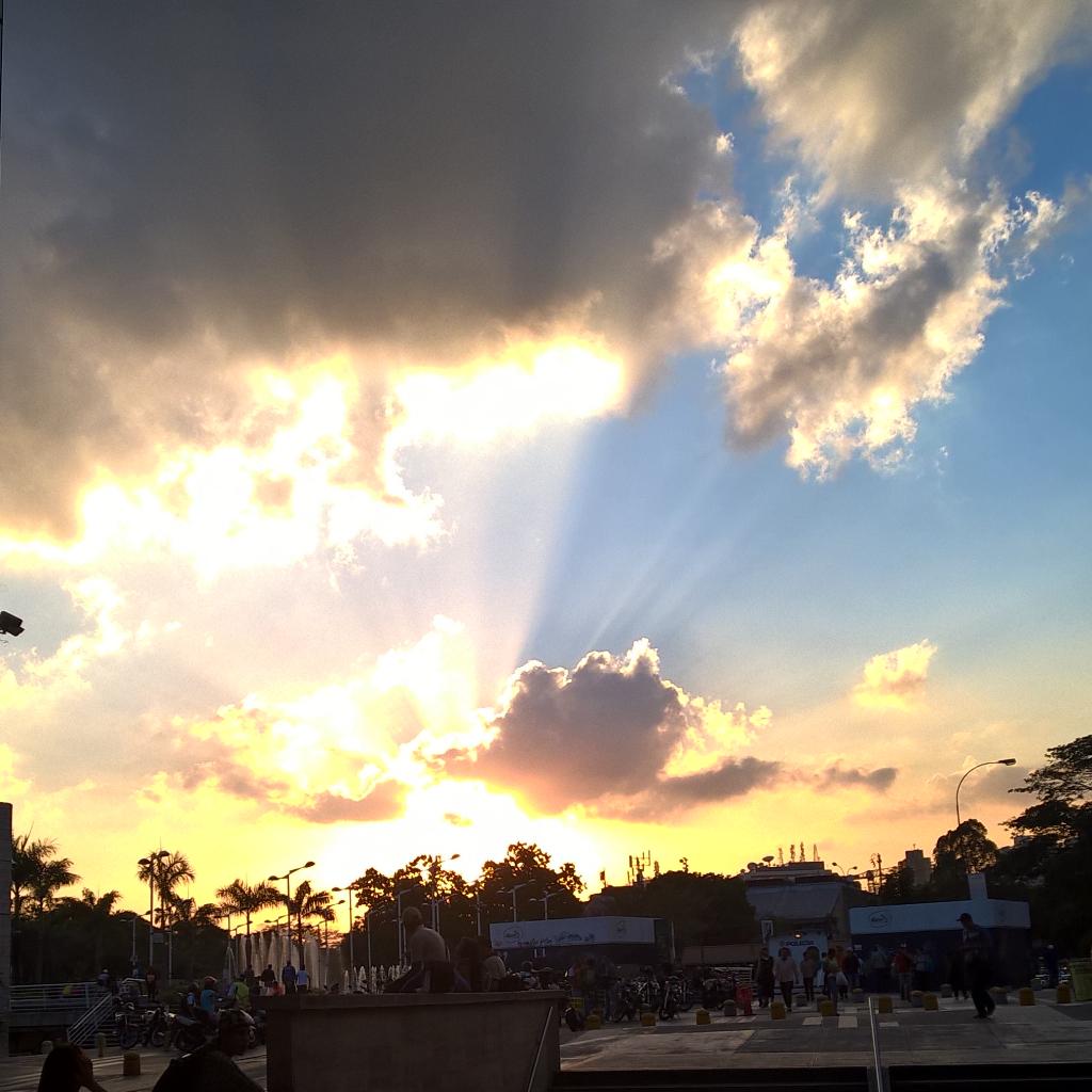 VicenteA_George's tweet photo. Today sunset #L830 @Lumia @Connects @nothinbutanokia @LumiaUS @LumiaClubIndia @pichitme #Goldenhour #LumiaColor http://t.co/jeHRPoGiVV