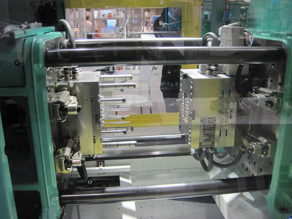 _Technoject_'s tweet photo. Running a mold with Edge gate and valve gate technology at NPE2015 Technoject booth. #NPE2015 #technoject #Heitec http://t.co/ULwvc3ecj5