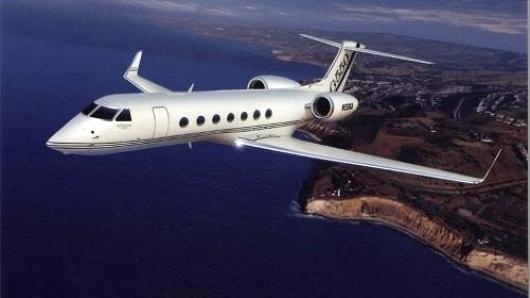 CNBC's tweet image. Jet company offers college tour deal—for $43,000 » cnb.cx/1N9pXVu