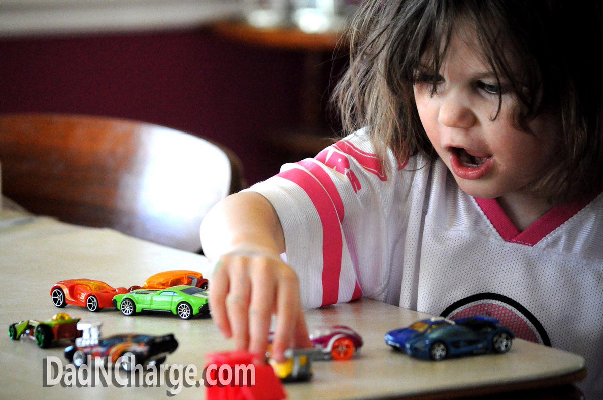 girls play cars