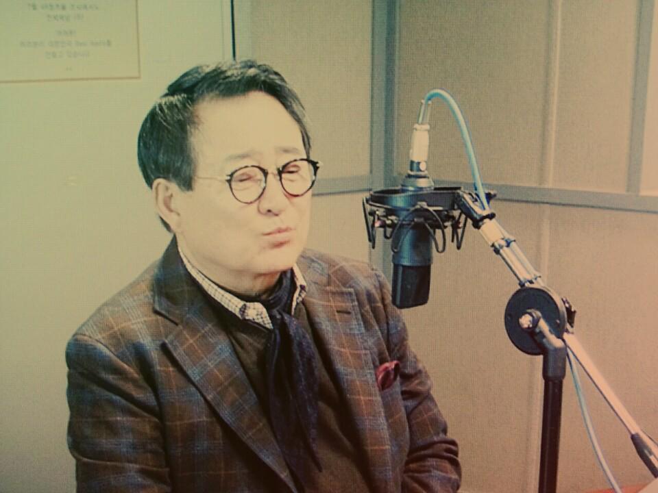 Cinetown's tweet photo. 3월 26일 목요일 씨네초대석!! 신사의 품격♡ 젠틀맨!! 연극 <모리와 함께 한 화요일>의 모리교수!! 노주현 선생님과 함께 합니다~!  젠젠젠젠틀맨이당~~!! 사진은 귀여운 주현찡>< 생방송 보라로 진행중! http://t.co/4C7t6ADyX6