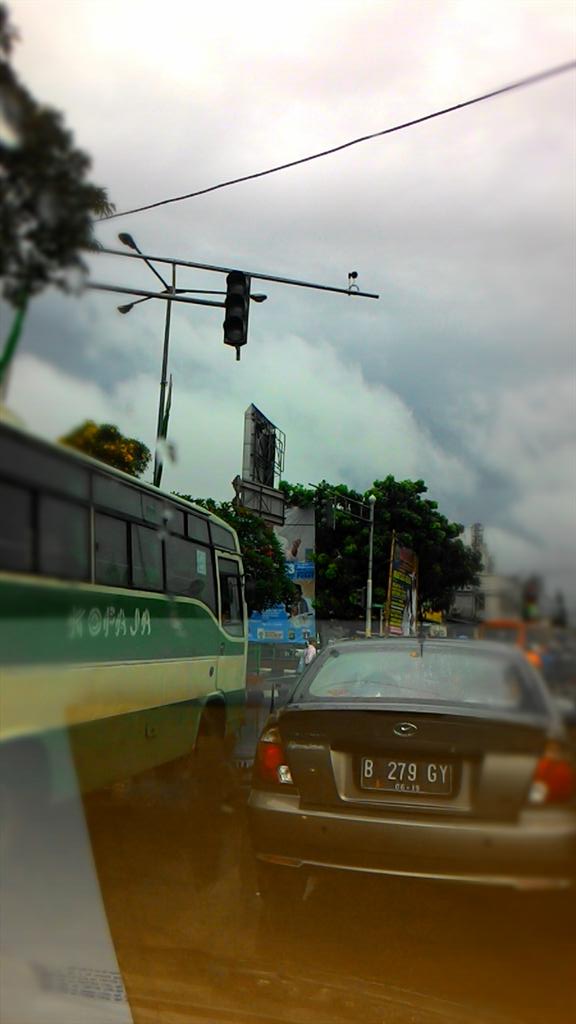 alifbowo's tweet photo. Lampu merah pertigaan psr rumput mati. Tdk ada petugas polisi yg mengatur. Bagaiamana ini? @TMCPoldaMetro http://t.co/7ysxnwglOv
