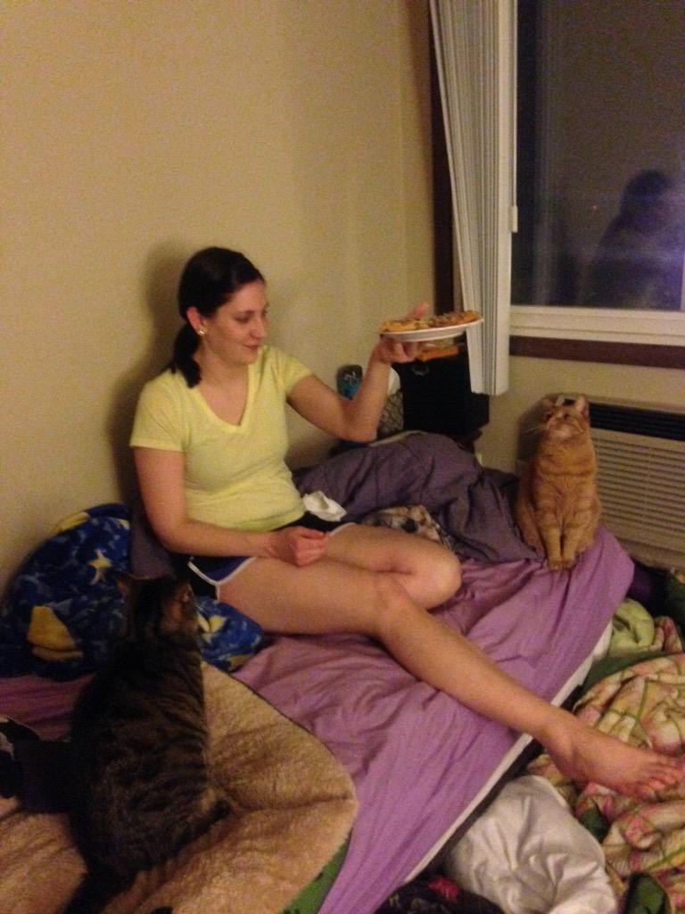 DeathBeak's tweet photo. Time for #pizza #curiouskittens http://t.co/9BnRdO0BVB