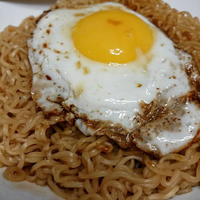 Onifon's tweet image. Pan fried noodles with a sunny side up runny yolk egg with soy :) #cookingexperiments ift.tt/1IxecWi