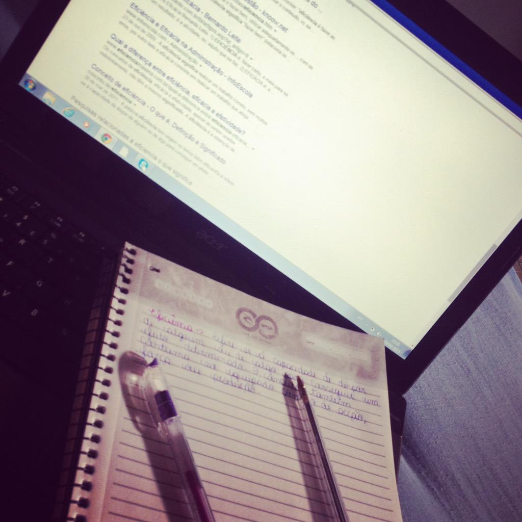 grefilieiro's tweet photo. Dai o Thales te manda tudo da faculdade pra ti fazer pra ele kkk http://t.co/8YoSCluXXV