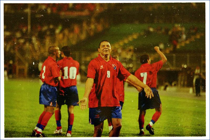 DIM в Twitter: "Hoy está de cumpleaños #ElBombardero Iván René Valenciano. Dejó su huella imborrable en esta historia de 101 años. http://t.co/tQunoeEr7D" / Twitter