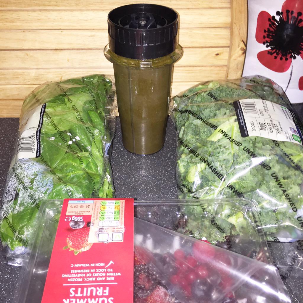 LewisChalmers3's tweet photo. Kale &amp; spinach smoothie with fruit for sweetness 😆😆🔥🔥🔥🔥 http://t.co/n2Th6nv5yY