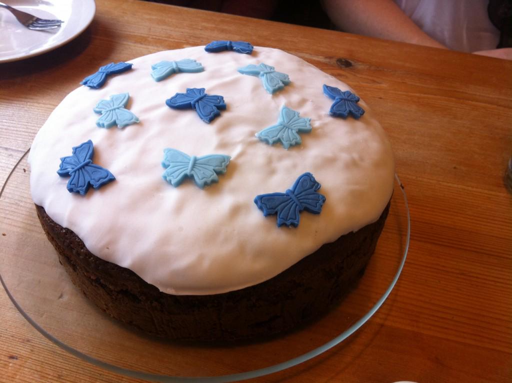 The recent Winchester CCC meeting featured some excellent Easter themed cakes clandestinecakeclub.co.uk/2015/03/18/win…