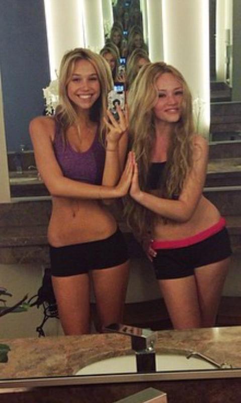 xHolmes_SR's tweet photo. @VeeSky_SR selfie con vee http://t.co/SUnisa8M5X