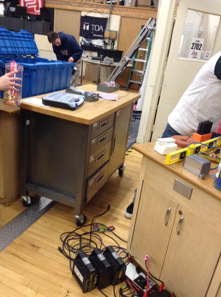 REBELS2702's tweet photo. Putting everything in totes and preparing to move it all to the UW #FIRSTRobotics #omgrobots http://t.co/DSbJxdcl3f