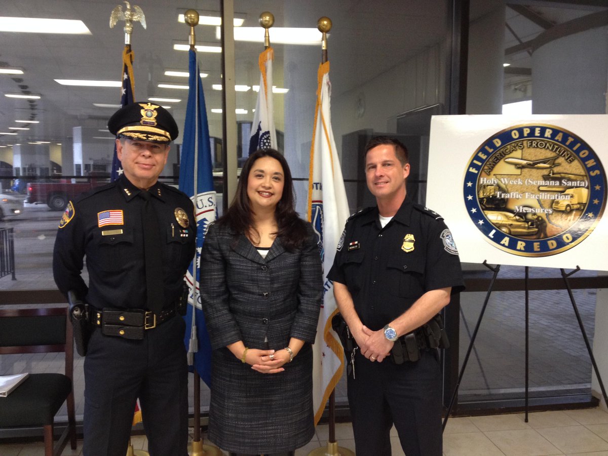 CBPSouthTexas's tweet image. #CBP's PD Misenhelter at press event w/@VisitLaredoTx, @mylaredopd  advise of #HolyWeekprep. 1.usa.gov/1O7c63w