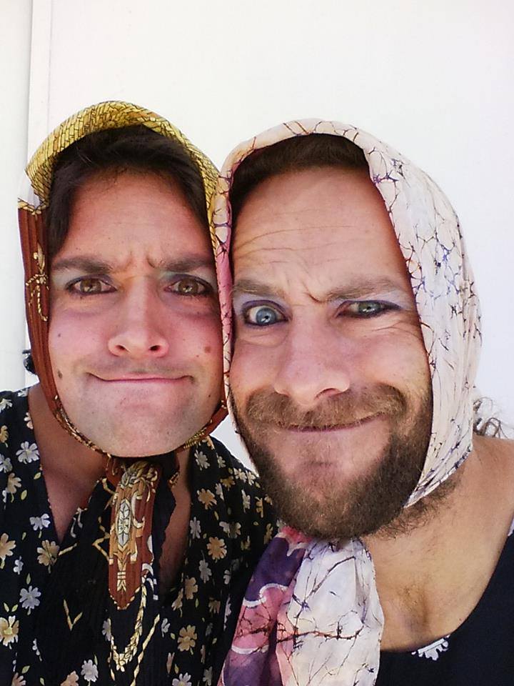 Encu_EnVertical's tweet photo. Última incorporación Las Abuelas Diabòlicas, Kike Loc y Albert Foncu y su número de Ganchillo Extremo. Salud y #Circo http://t.co/0epHTQFy1M