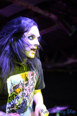 nickcreature's tweet image. Época em que eu não conhecia o pente e a tesoura :v