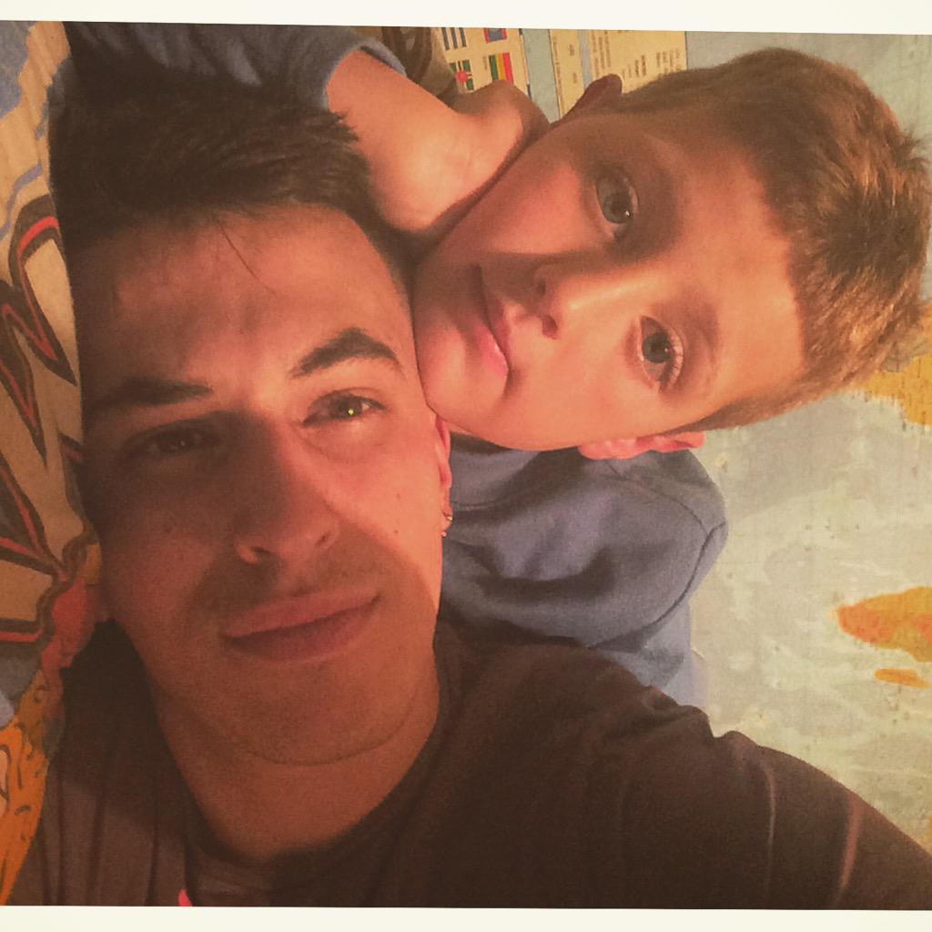oskarillan14's tweet photo. Buenas noches , porque a su lado siempre lo son !Como me gustaría tenerte todas conmigo ! #MyBroh #quererleespoco #EL http://t.co/BPbAxSp0d7
