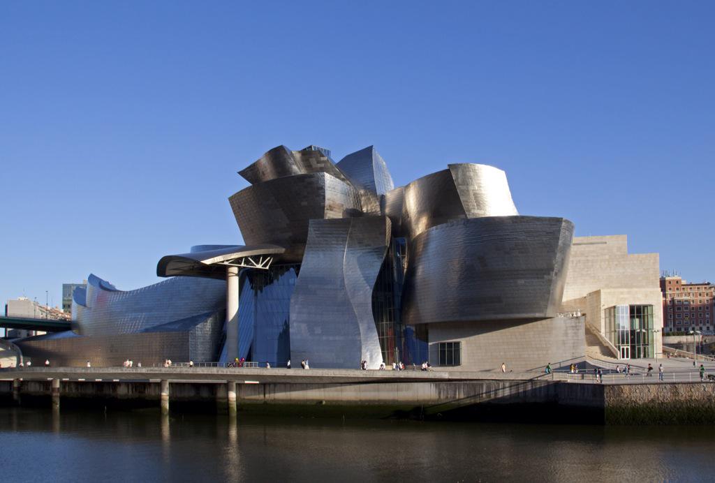 design_kuro's tweet photo. "La #arquitectura debe hablar de su tiempo y su lugar, y a la vez, anhelar la eternidad." Frank Gehry http://t.co/ATwUDFUTXV