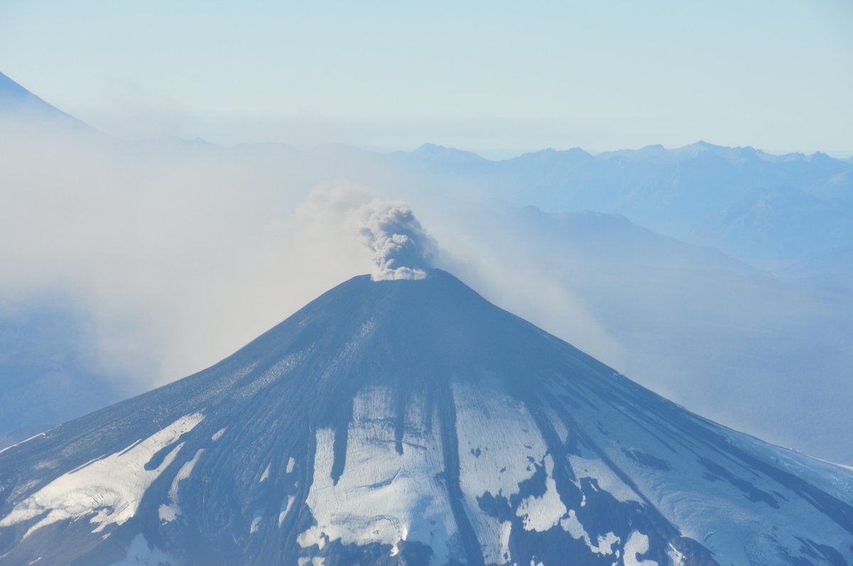 sernageomincl's tweet photo. Así se vio este 18 de marzo al #VolcánVillarrica durante el sobrevuelo del @Sernageomin. Cráter destapado. http://t.co/OicZPlBXT1