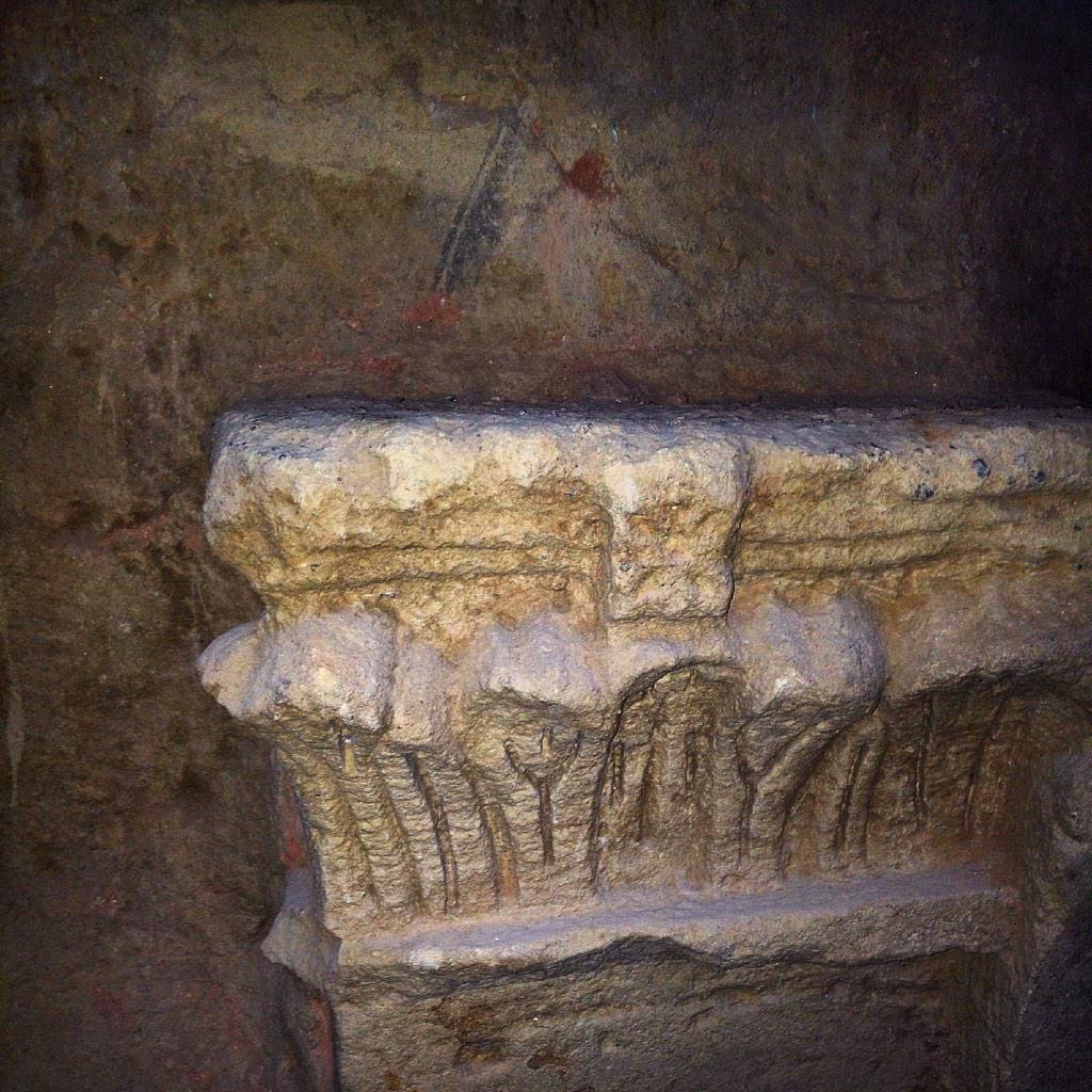 Detall d'un element ornamental reutilitzat com a esglaó en un lacus vinarius.