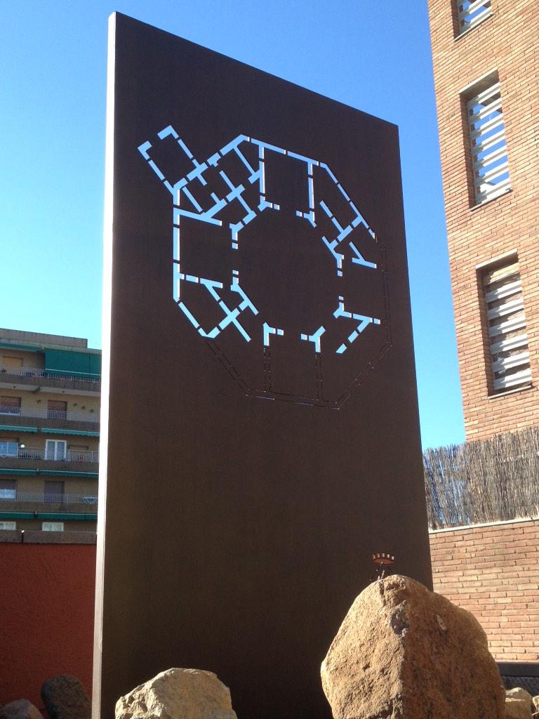 El jaciment de Can Ferrerons és de planta octagonal. Un monòlit a la coberta del museu n'il·lustra la part excavada.