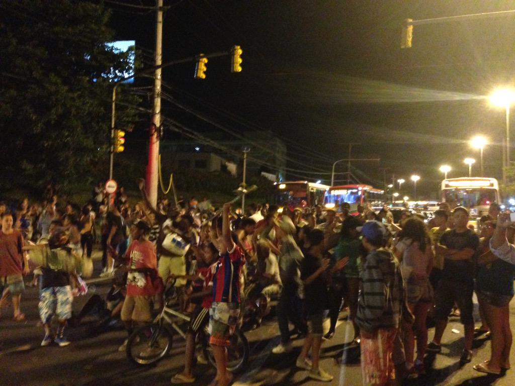 MatheusSchuch's tweet photo. Moradores liberam três ou quatro ônibus e voltam a bloquear a Protásio. Exigem a presença de representante do Dmae. http://t.co/1dS9BccY92